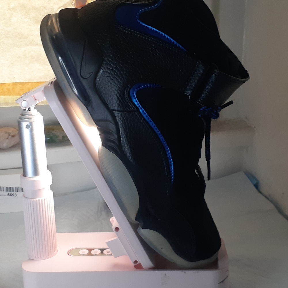 Pair ofmens  blk and blue nike  size 8